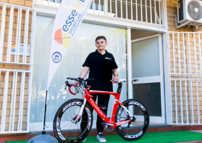 Giuseppe Spinosa con la sua bike all'ingresso della sede di Essebitì